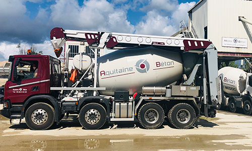 camion malaxeur avec bras livraison béton arcachon